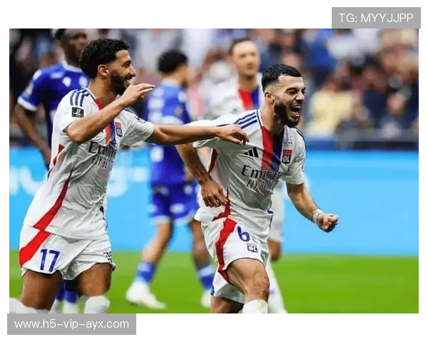 里昂中锋大发神威，里昂中场三杰